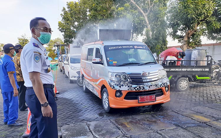  Nampak Kadishub Kota Mojokerto Gaguk Tri P ikut mengawasi jalannya penyemprotan disinfektan.