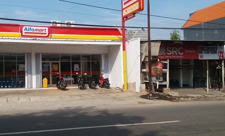 Minimarket Alfamat di jalan RE Martadinata yang bersebelahan dengan toko kelontong milik Sahwani.