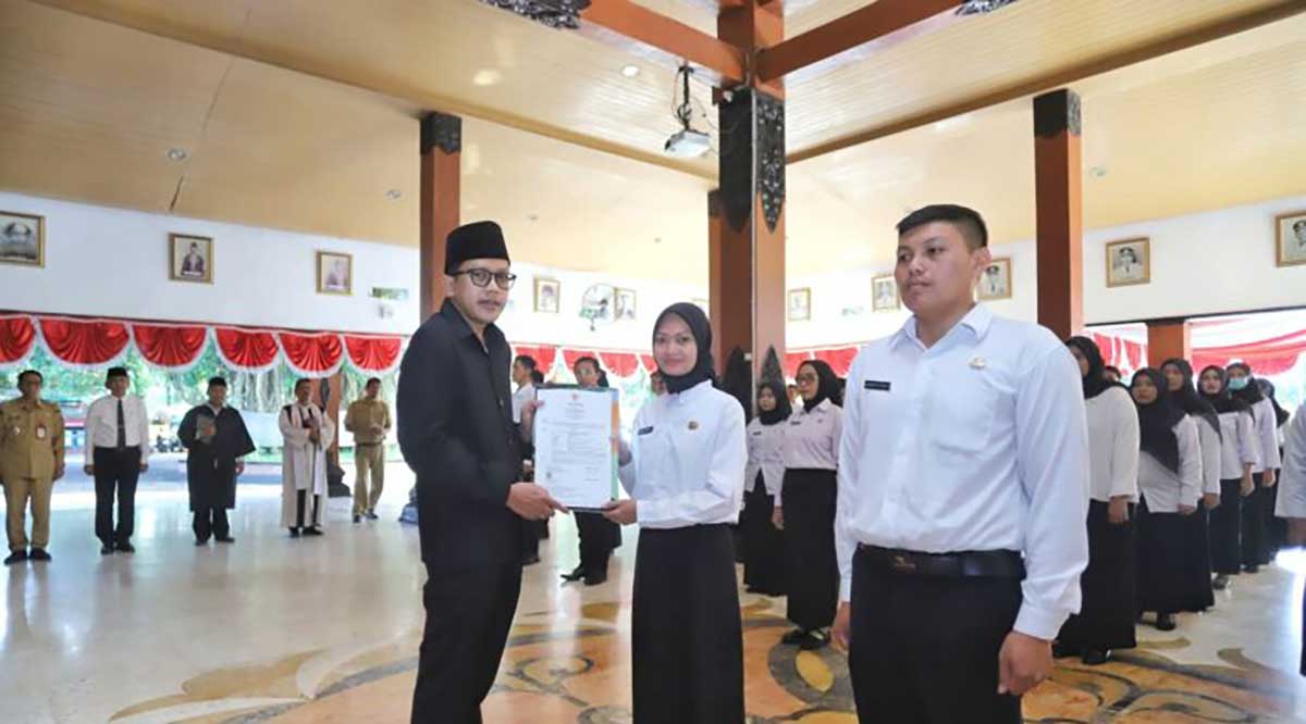 Wakil Bupati Trenggalek saat melantik 88 PNS Formasi 2024.