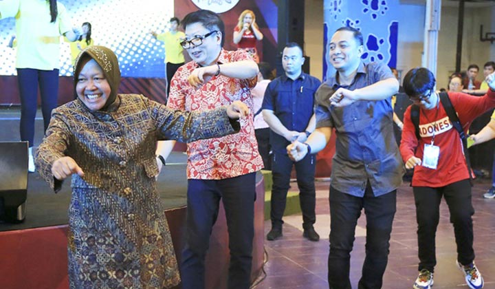 Tanpa canggung, Wali Kota Risma ikut joget Maumere bersama dengan siswa-siswi dari sekolah Xin Zhong.
