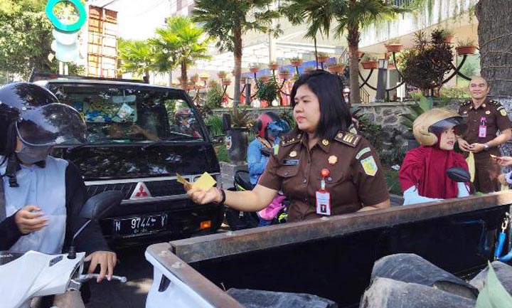 Kejari Batu Bagi-bagi Stiker dan Gantungan Kunci, Memperingati Hari Antikorupsi Dunia