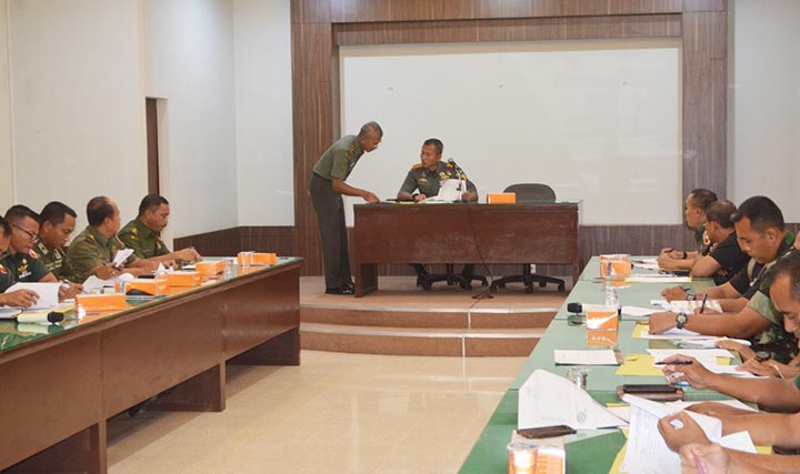 ?Danrem 084/Bhaskara Jaya, Kolonel Sudaryanto ketika memimpin rapat koordinasi di ruang data Makorem.