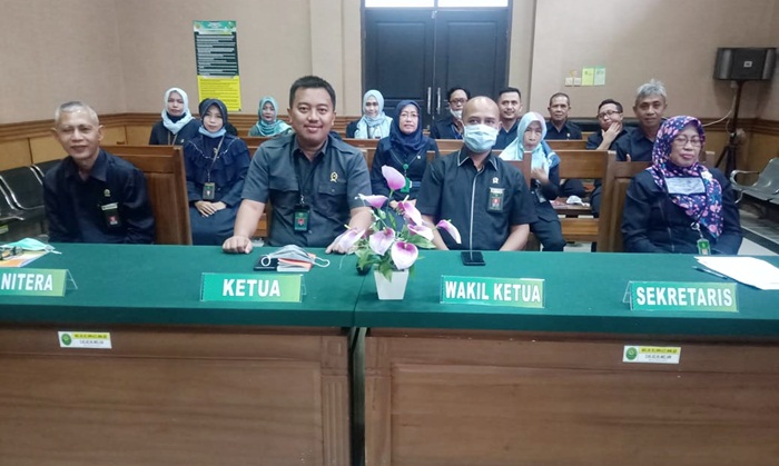 Dr Maskur Hidayat, Ketua Pengadilan Negeri Bangkalan berserta Wakil Ketua, Panitera, Sekretaris, dan Hakim mengikuti arahan dan pembinaan oleh Ketua PT Surabaya dengan sistem Command Center.