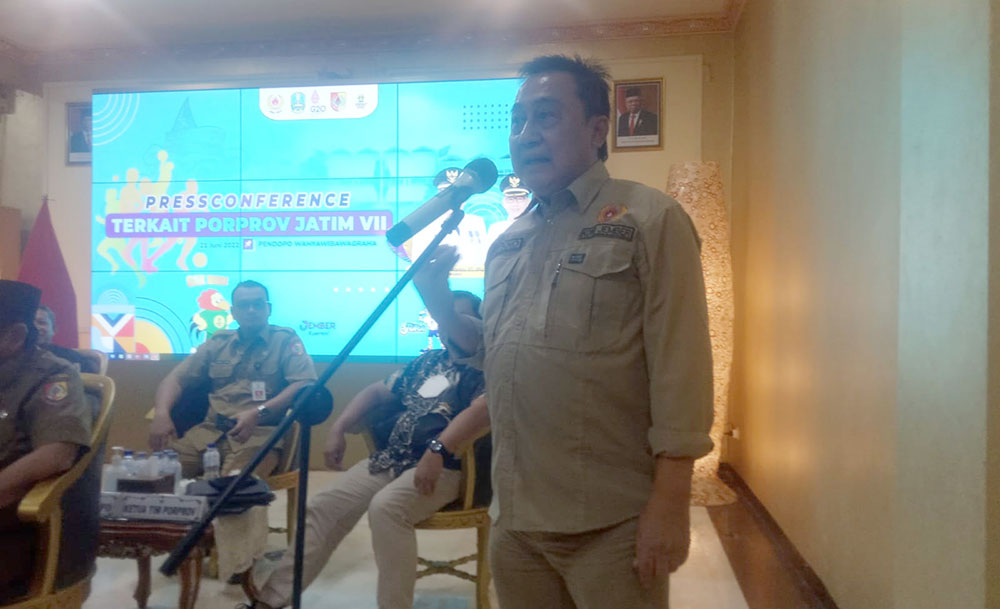 Ketua KONI Jember Sutikno saat konferensi pers terkait hasil sidang komdis yang menjatuhkan sanksi bagi Tim Kota Malang, Selasa (21/6/2022). 