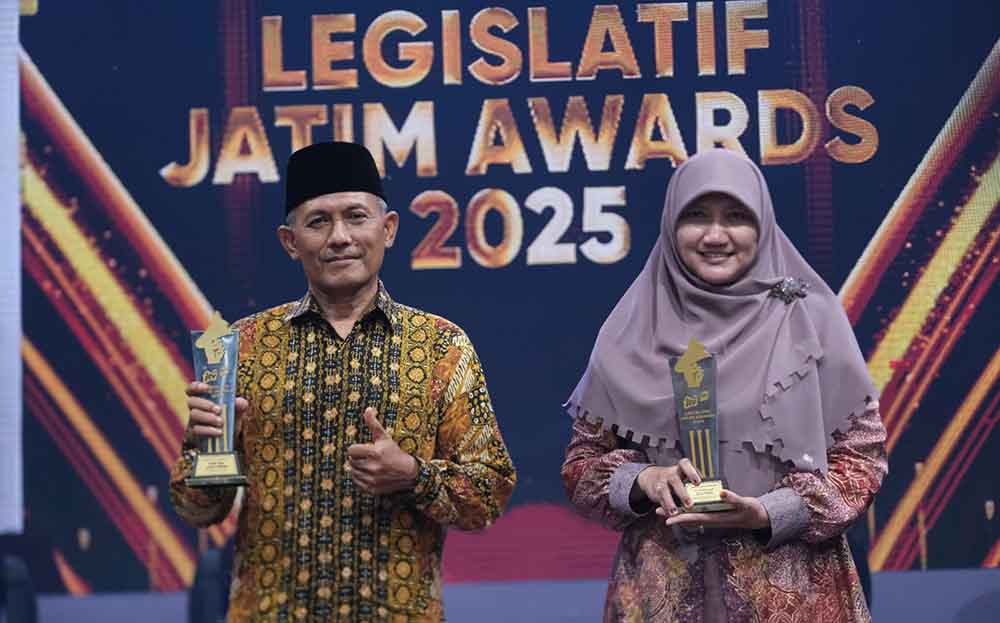 Ketua DPW PKS Jatim, Bagus Prasetia Lelana dan Ketua Fraksi PKS DPRD Jatim, Lilik Hendarwati saat menerima penghargaan Legislatif Award.