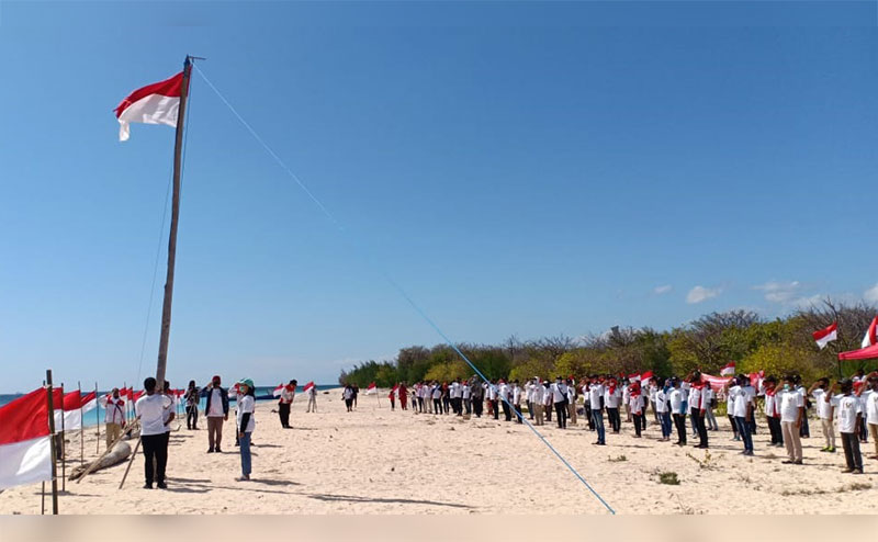Gelar HUT RI di Pulau Tabuhan, Pokdawis BangsrinG Underwater Kibarkan 75 Bendera