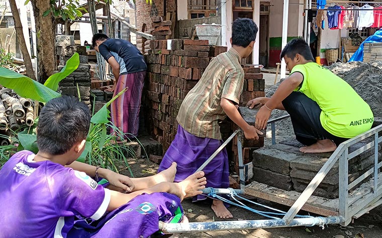 Para santri laki-laki saat ikut membantu mengangkat material di lokasi pembangunan Ponpes Mifa yang baru.
