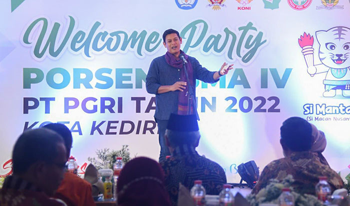 Wali Kota Kediri, Abdullah Abu Bakar, saat memberi sambutan selamat datang kepada para peserta PORSENASMA IV. Foto: Ist