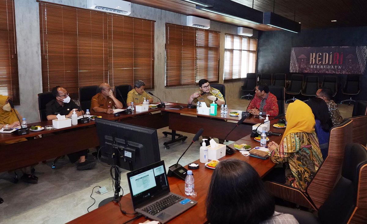 Bupati Kediri Hanindhito Himawan Pramana saat memimpin rapat persiapan learning center kebandarudaraan untuk serap pekerja lokal. Foto: Ist.