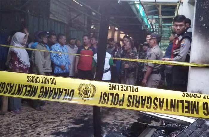 Bupati Indartato saat berada di lokasi kebakaran. (foto: ist)