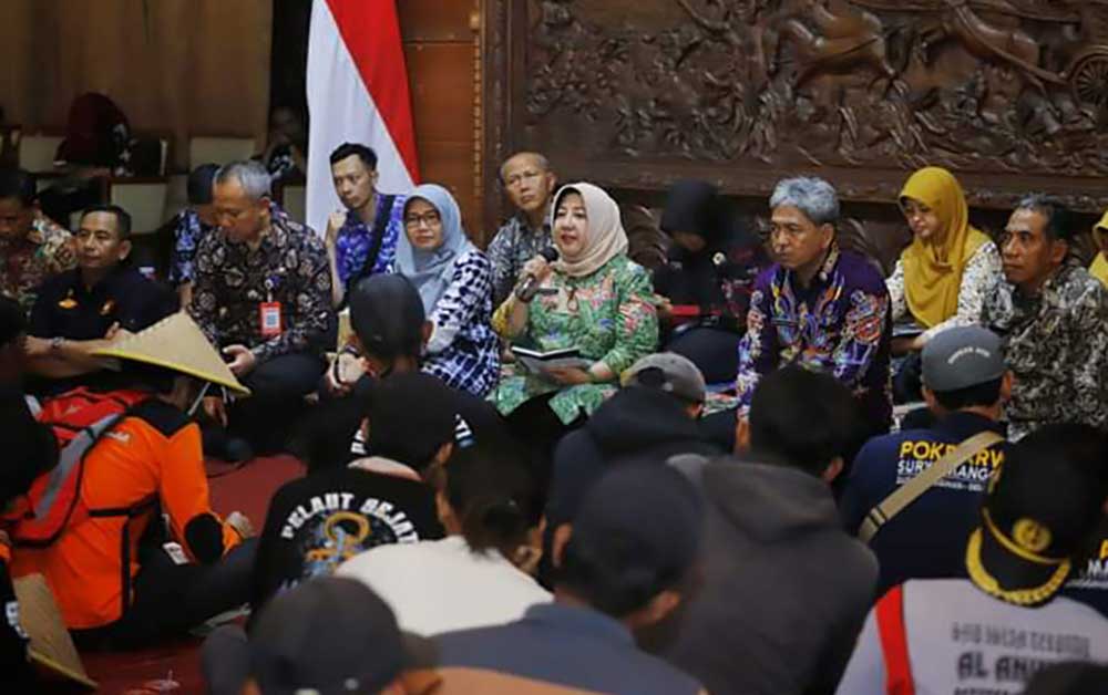 Pjs Bupati Dyah Wahyu saat menemui warga terdampak limbah tambak di Pendopo Trenggalek.