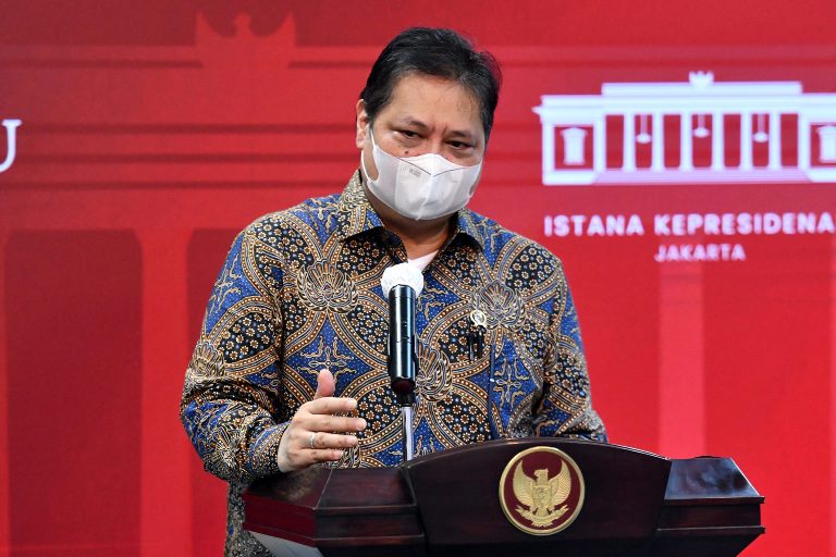 Ketua KPCPEN Airlangga Hartarto memberikan keterangan pers usai mengikuti Rapat Terbatas mengenai Penanganan Pandemi COVID-19 yang dipimpin oleh Presiden RI Joko Widodo (Jokowi), Senin (24/05/2021), di Jakarta. (Foto: Humas Setkab/Rahmat)