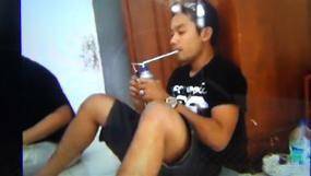 Cuplikan video yang menunjukkan oknum polisi Banyuwangi sedang nyabu. foto: detik