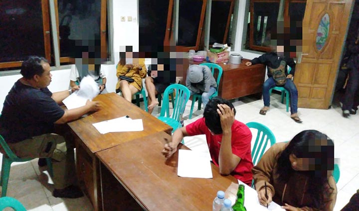Pasangan yang kena razia di malam jelang valentine, saat didata di mako Satpol PP Kota Kediri. (foto: ist)