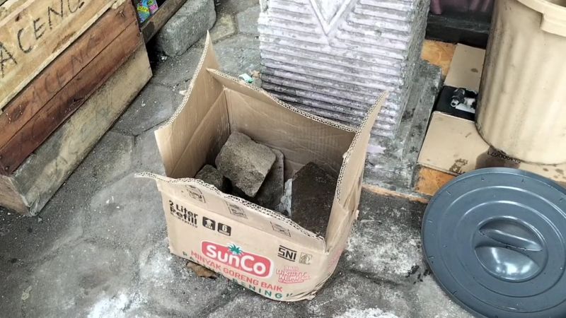 Kardus minyak goreng yang diterima korban saat dibuka berisikan batu
