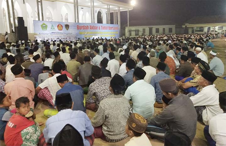Ribuan Muslimin-Muslimat yang ikut di kegiatan Burdah Akbar dan Do