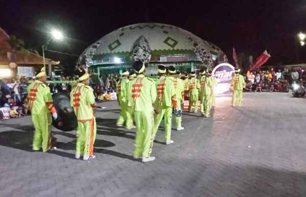 Salah satu peserta kompetisi tonglek saat unjuk kebolehan. (foto: suwandi/BANGSAONLINE)