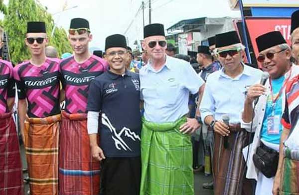 Bupati Anas foto bersama para peserta ITDBI 2017 sambil mengenakan kopiah dan sarung.