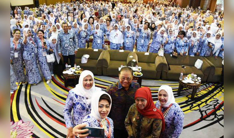 Para pengurus IWAPI ramai-ramai selfie bersama Gubernur Jawa Timur Khofifah Indar Parawansa pada Rapat Kerja Nasional (Rakernas) IWAPI XXIX di Hotel Mercure Grand Mirama Surabaya, Selasa (10/9). Tampak juga Menteri Koperasi dan UKM RI A.A Gede Ngurah Puspayoga. foto: istimewa/ bangsaonlline
