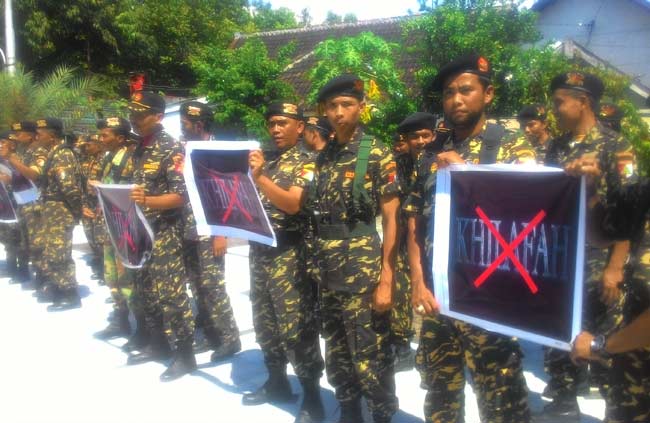 Banser saat gelar Apel Kesetiaan NKRI di halaman Masjid Agung Jombang. foto: rony suhartomo/ BANGSAONLINE
