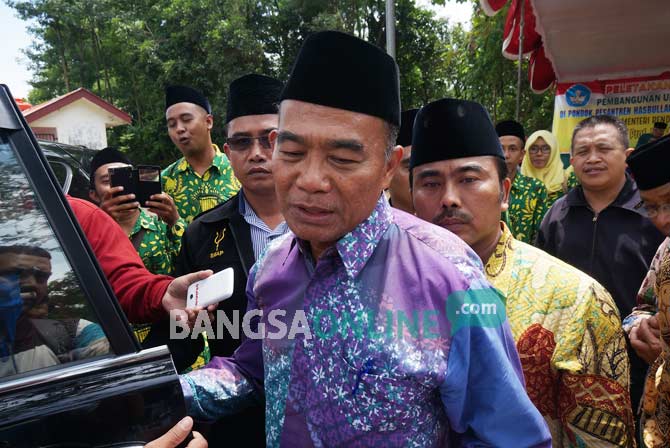 Mendikbud Muhadjir Effendy usai peletakan batu pertama pembangunan SMK Bahrul Ulum, Tambakberas, Kabupaten Jombang, Sabtu (24/12). foto: RONY S/ BANGSAONLINE