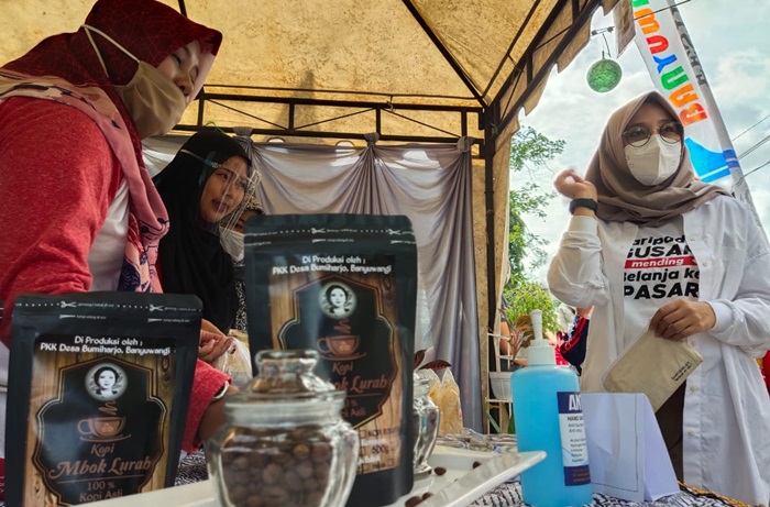 Bupati Ipuk saat melihat produk olahan dari cokelat di salah satu stan.