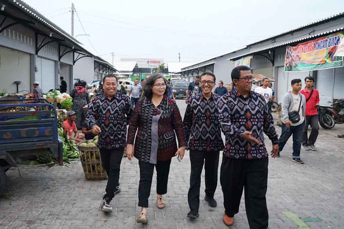 Pj Wali Kota Kediri, Zanariah, saat meninjau kondisi Pasar Grosir Ngronggo. Foto: Ist