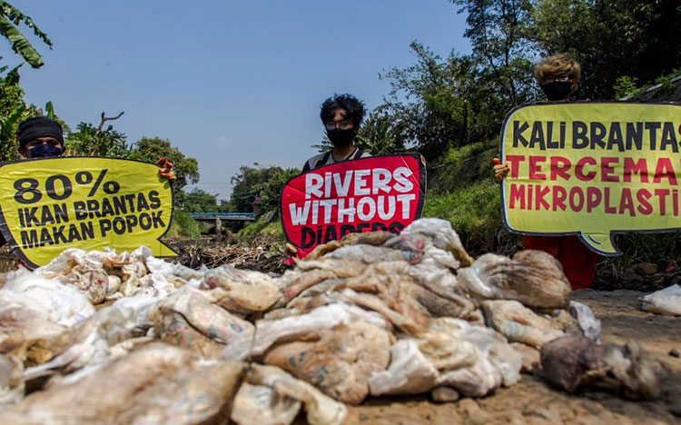Aktivis Lingkungan Ekoton dengan tumpukan sampah popok. (foto: ist).
