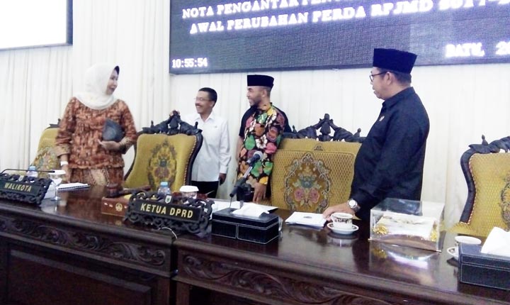Wali Kota Batu Dewanti Rumpoko berbincang dengan Pimpinan DPRD usai paripurna penyampaian dokumen perubahan Perda RPJMD 2017-2022.