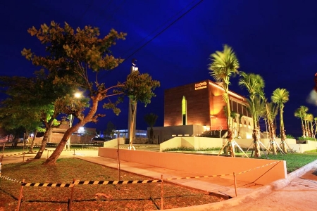 ?EKSOTIK - Bangunan Masjid Al-Birru Pertiwi, di jalan raya Bojonegoro - Nganjuk, Kecamatan Dander, Bojonegoro, Kamis (10/7) malam. foto: eky nurhadi/BANGSAONLINE