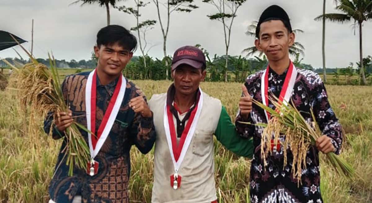 Ketua DPC GMNI Kabupaten Malang, Muhammad Ulil Albab, saat bersama petani.