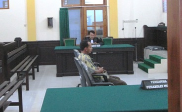PROTES – Terdakwa Subowo terlihat tegang saat mendengarkan amar putusan di PN Mojokerto, Rabu (20/5). Foto: agus/BANGSAONLINE