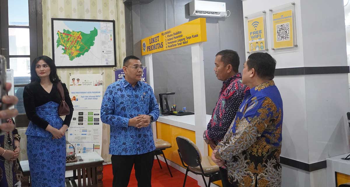 Wamen ATR/BPN saat meninjau pelayanan di Kantah Kota Pasuruan.