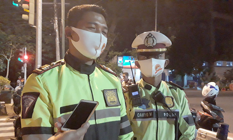 Kasatlantas Polres Kediri Kota Iptu Arpan, saat memberi keterangan kepada wartawan. foto: MUJI HARJITA/ BANGSAONLINE
