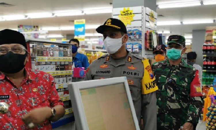Kapolres Blitar Kota AKBP Leonard M. Sinambela saat meninjau kesiapan new normal di titik keramaian.