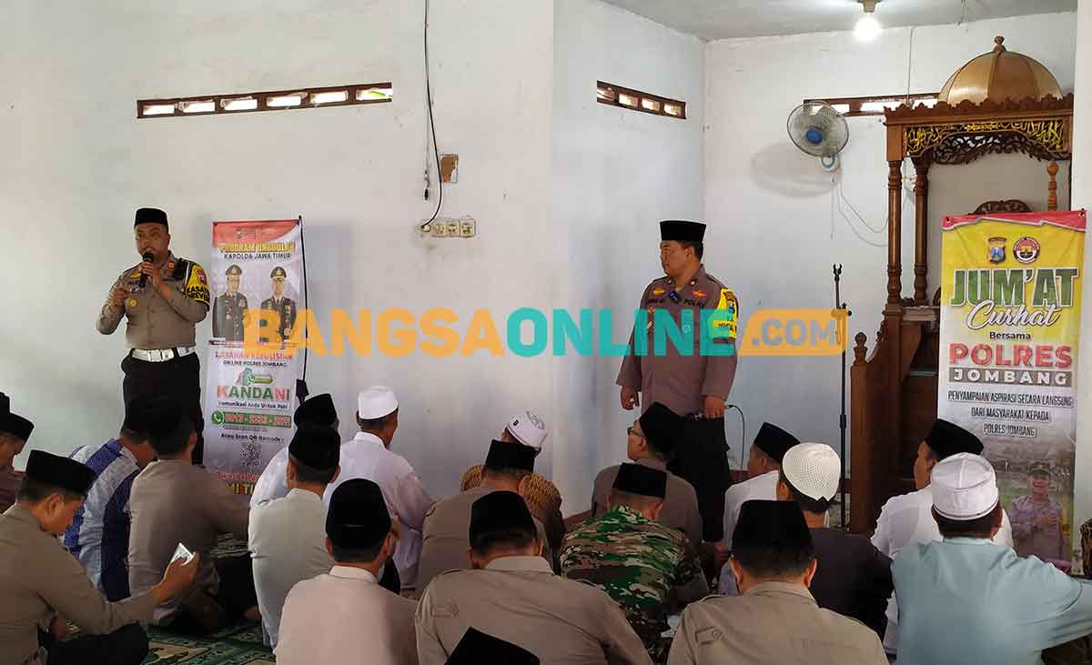 Kabag Ops Polres Jombang, Kompol Purwo Atmojo, saat Jumat Curhat di Masjid Baitussalam. Foto: AAN AMRULLOH/BANGSAONLINE