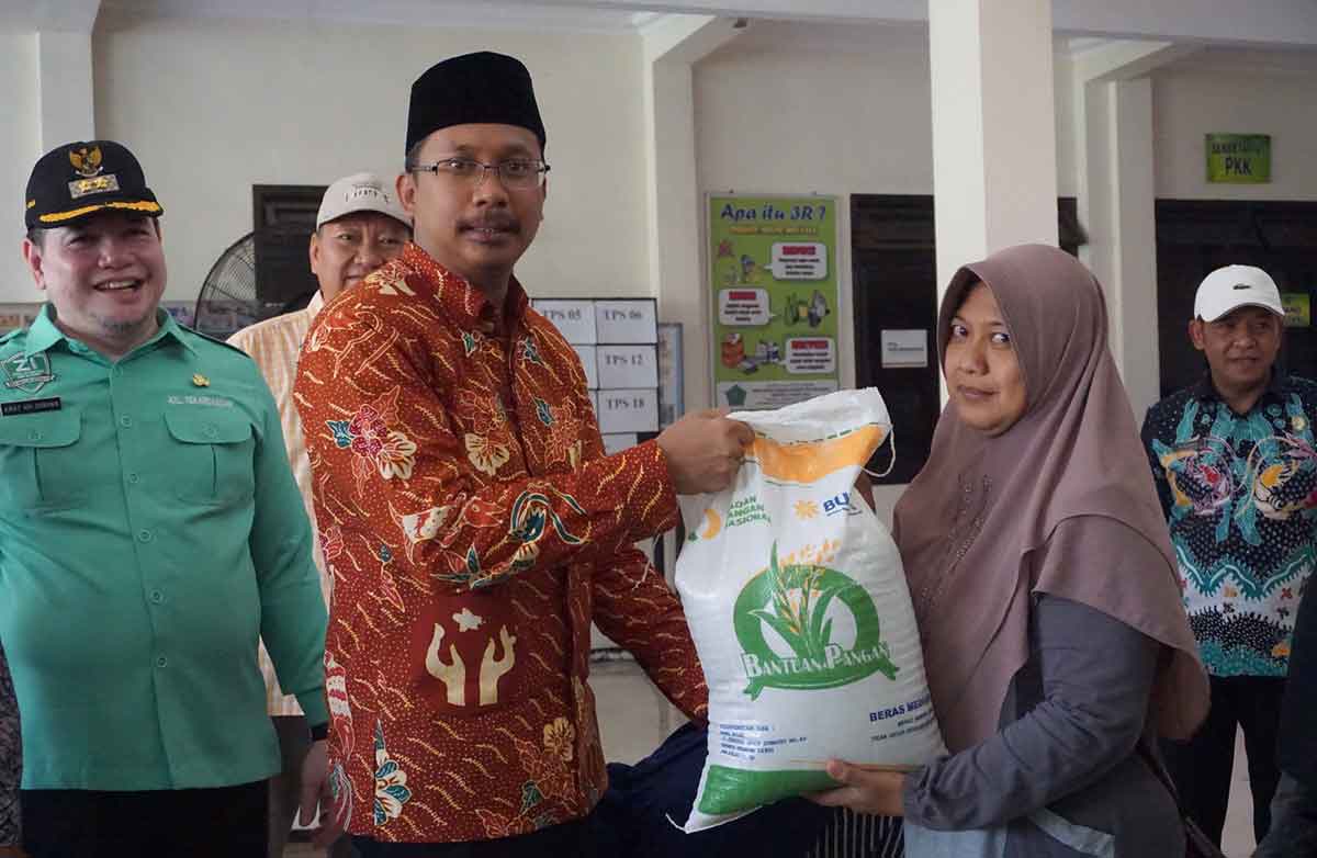 Bupati Sidoarjo, Ahmad Muhdlor Ali, secara simbolis menyerahkan bantuan berupa beras di Kantor Desa Gebang. Foto: Ist
