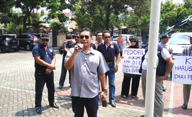 Para aktivis saat kembali menggelar aksi unjuk rasa di depan Kantor Pengadilan Negeri Kabupaten Kediri menuntut agar kasus pedofilia diusut tuntas. foto: arif kurniawan/ BANGSAONLINE