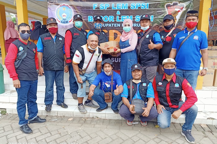 Kepala Desa (Kades) Karangrejo, Jainul mendampingi Ketua DPC FSP LEM SPSI Kabupaten Pasuruan, Agus Ma