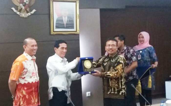 Ahmad Najib (baju putih), saat memberikan cinderamata kepada Kepala Biro Humas dan Protokol Pemprov Jatim Beny Sampir Wanto, Jumat (3/11). 
