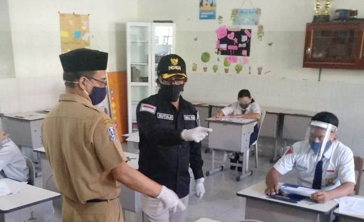 Salah satu Guru sedang mempraktikkan cara belajar via daring.
