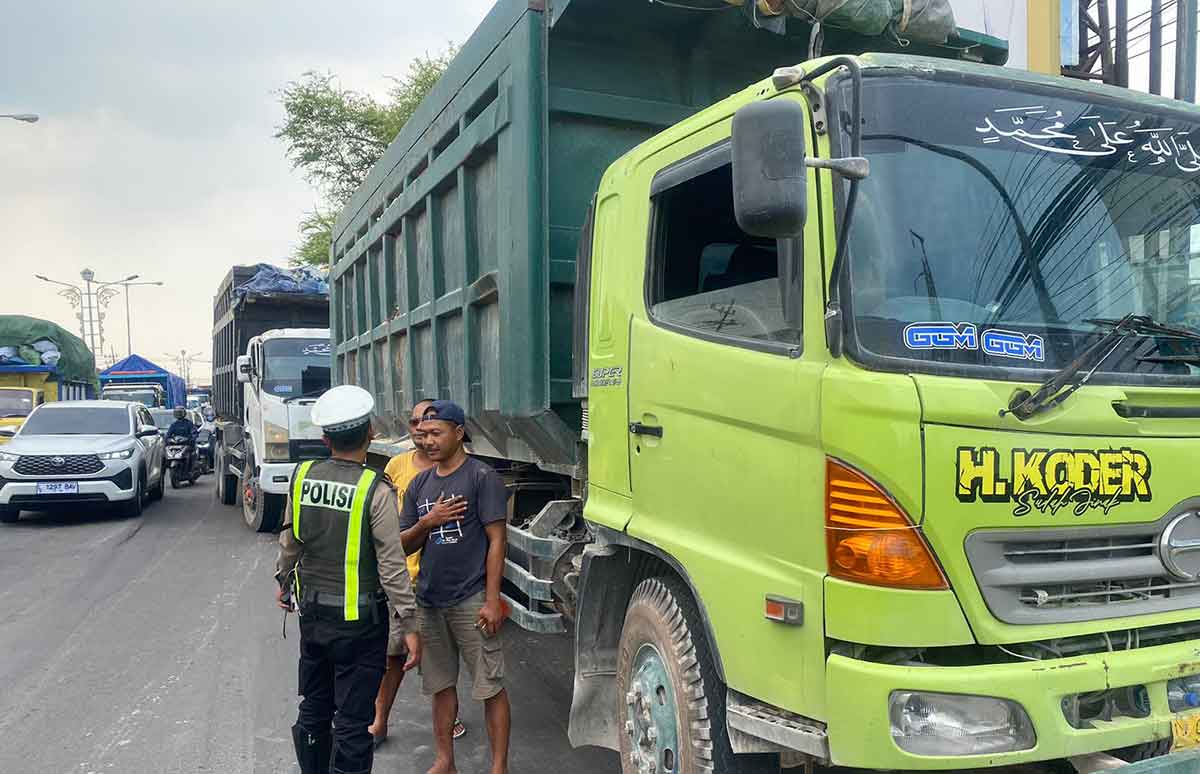 Petugas Satlantas Polres Gresik menghentikan salah satu truk besar dalam Operasi Zebra Semeru 2024. Foto: Ist.