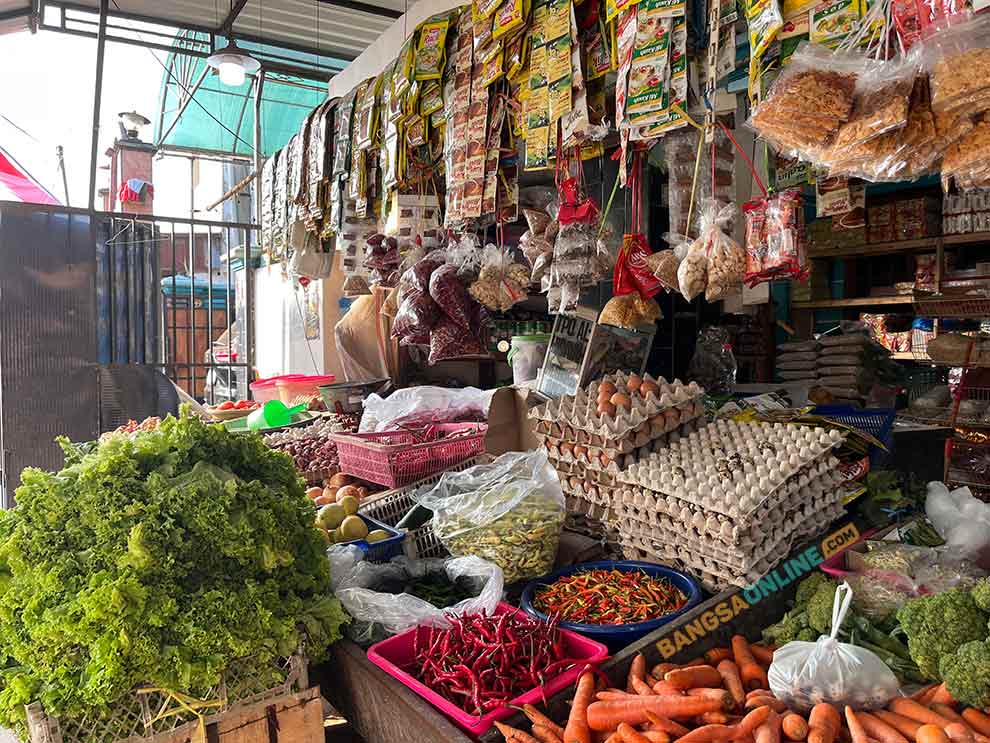 Beberapa harga sembako di Jatim hari ini mengalami sedikit penurunan. Foto: Sulthon/Bangsaonline.