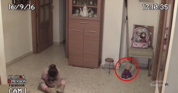 Boneka itu bergerak dan terbang. foto: repro mirror.co.uk