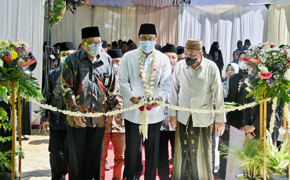 Wali Kota Pasuruan Saifullah Yusuf memotong pita tanda telah di-launching-nya Asrama Ma’had Miftah An-Najah.