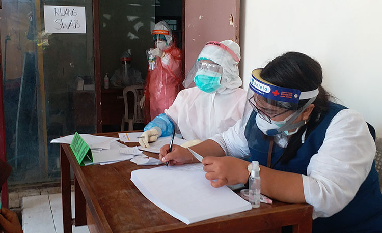 Petugas Tim Covid-19 Hunter Jatim bersama Dinkes Bangkalan saat melaksanakan swab test bagi warga yang hasil rapid test-nya reaktif di Kantor Kecamatan Kamal, beberapa waktu lalu.
