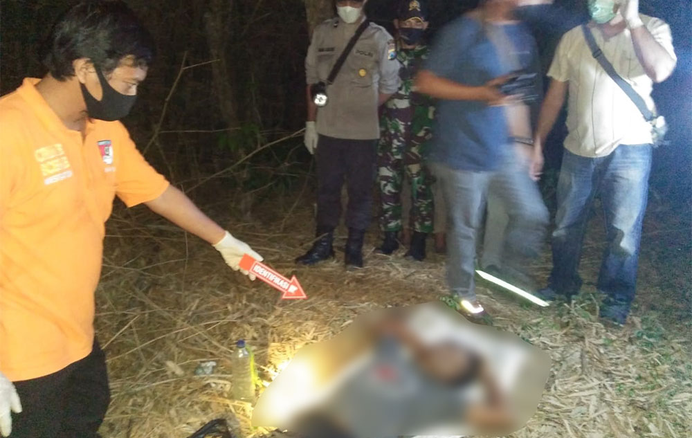 Petugas saat menunjukkan keadaan korban bunuh diri di Karangrejo, Kabupaten Kediri. Foto: Ist