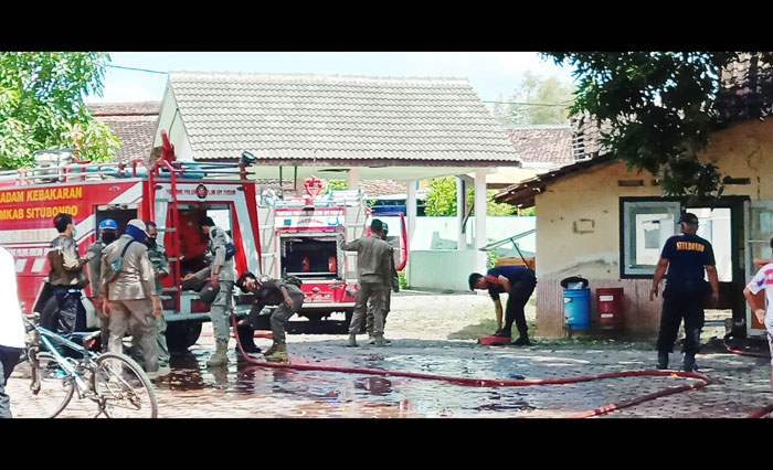 Petugas Damkar Kabupaten Situbondo usai berhasil memadamkan api.