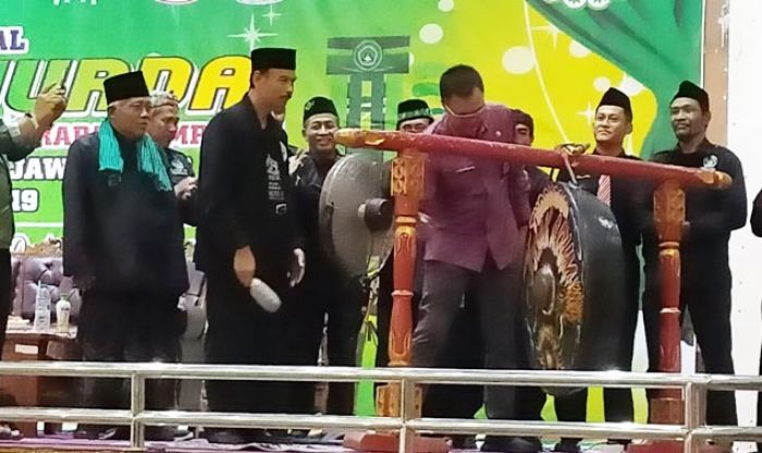 Ketua PW Pagar Nusa Jawa Timur H Abdul Muchid, SH (memegang penabuh gong) bersama Kadispora Jatim Supratomo saat pembukaan Grand Final Kejurda dan Rapat Pimpinan Pagar Nusa Jawa Timur di Pondok Pesantren Tambak Beras Jombang Jawa Timur, Jumat (20/12/2019). foto: MMA/ bangsaonline.com