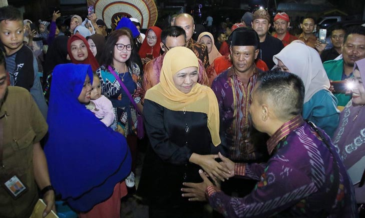 Gubernur Jatim Khofifah disambut ratusan warga Jawa yang tinggal di Kota Palu, Sulawesi Tengah.